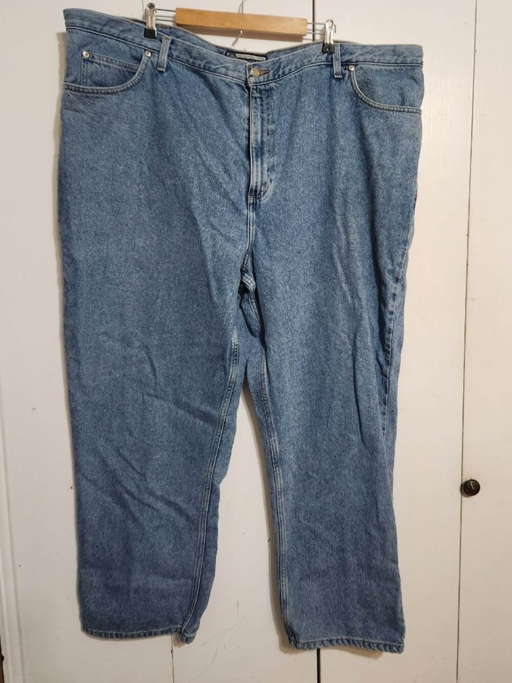 Roundtree & Yorke Men's Loose Fit Jeans Size 52x32 Medium Wash 100% Cotton